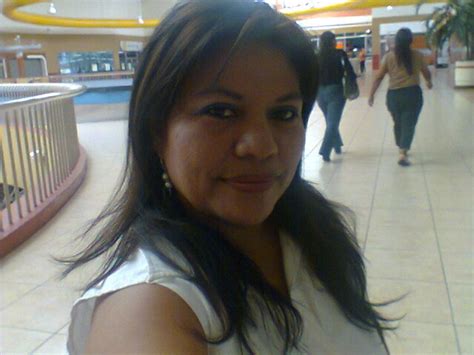 Mujer busca hombre. Contactos mujeres en Córdoba